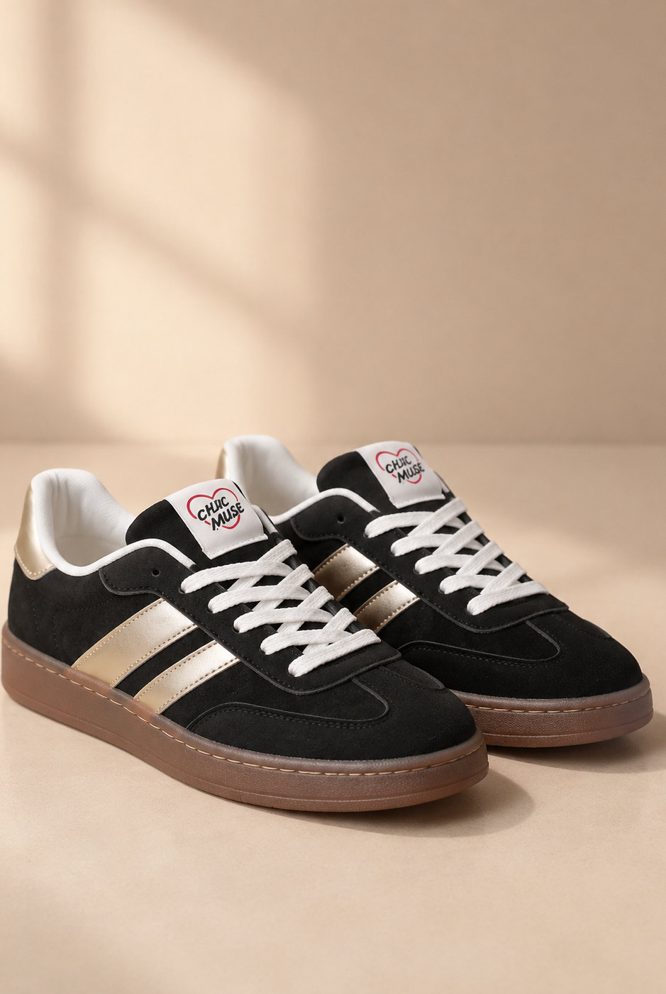 Sneakers Chicmuse i svart med ljusa metallicränder och vita skosnören