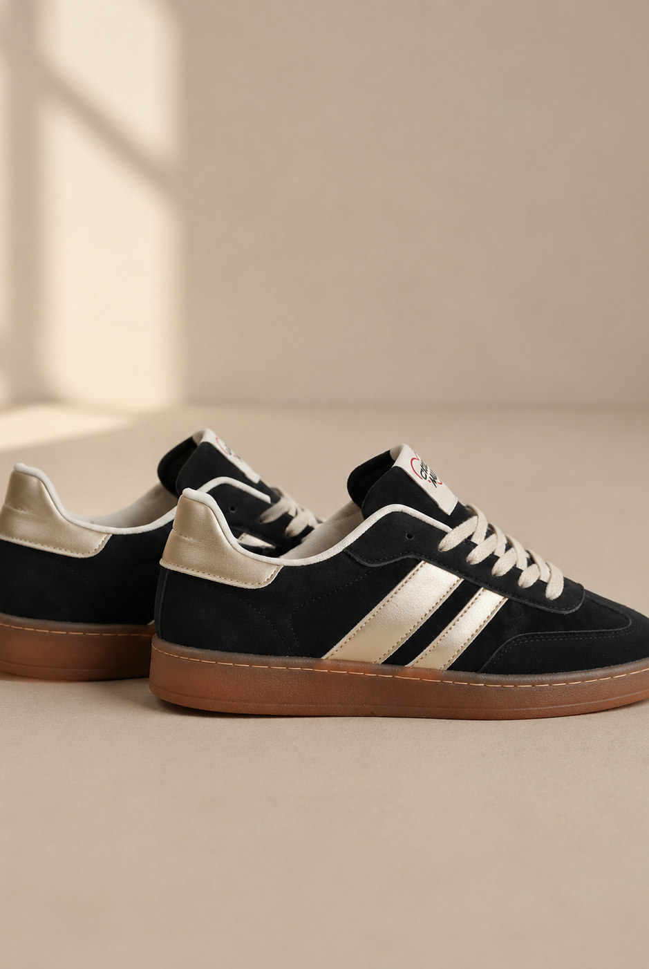 Svarta damsneakers Chicmuse med metallicdetaljer och brun gummisula från sidan