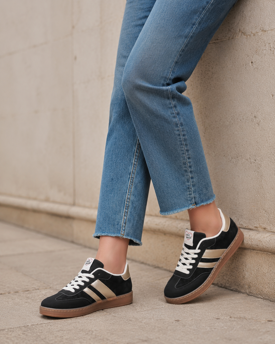 Sorte retro sneakers med lyse metalliske detaljer stylet med jeans