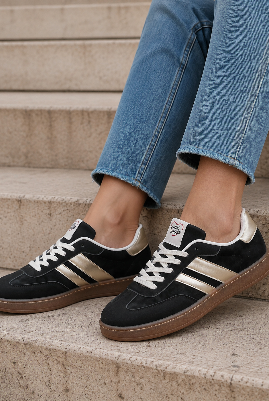 Chicmuse sneakers i svart med vita snören visade på stentrappa