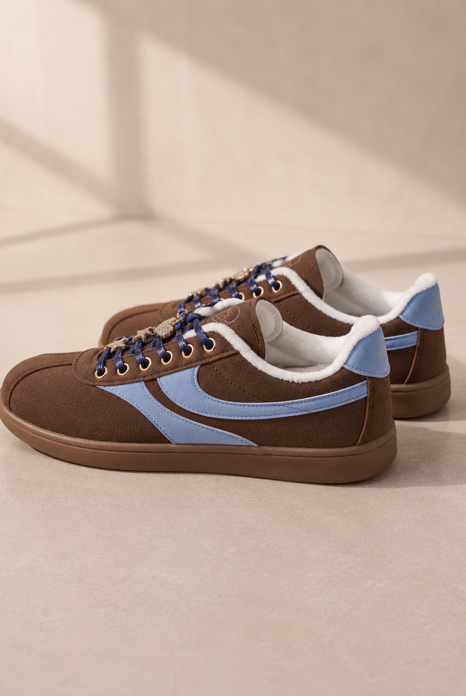 Bruna damsneakers Chicmuse med ljusblå sidodetaljer och brun sula