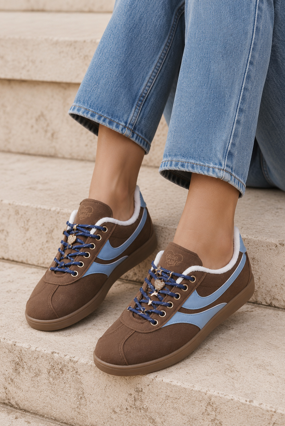 Retroinspirerade bruna sneakers med blå snören och avtagbara charms