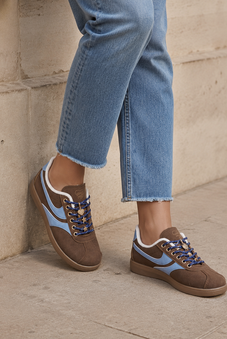 Bruna Chicmuse sneakers med mjuk fuskpälsfodring stylade med jeans