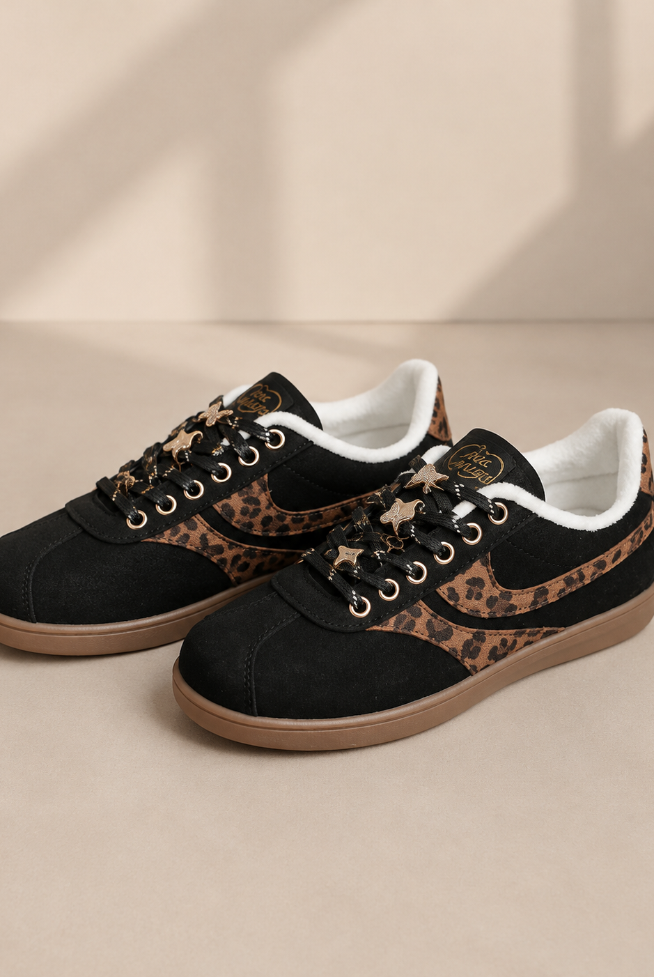 Sneakers Chicmuse med smyckesdetaljer i svart och leomönster