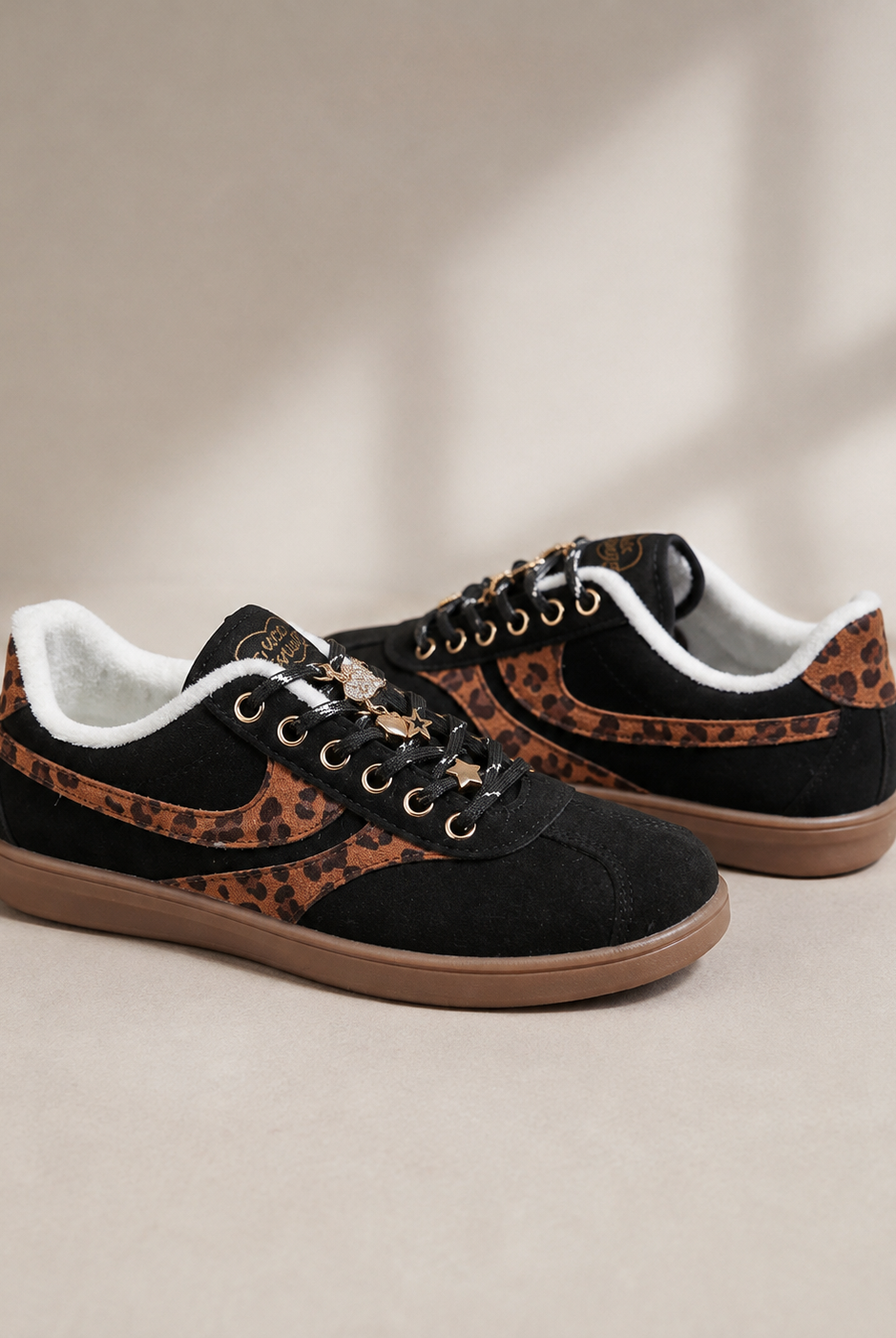 Svarta damsneakers Chicmuse med avtagbara charms och brun sula