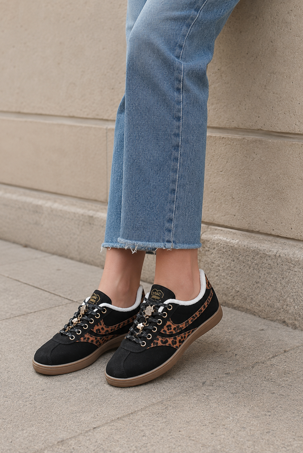 Chicmuse sneakers i svart med smycken och mjuk fuskpälsfodring