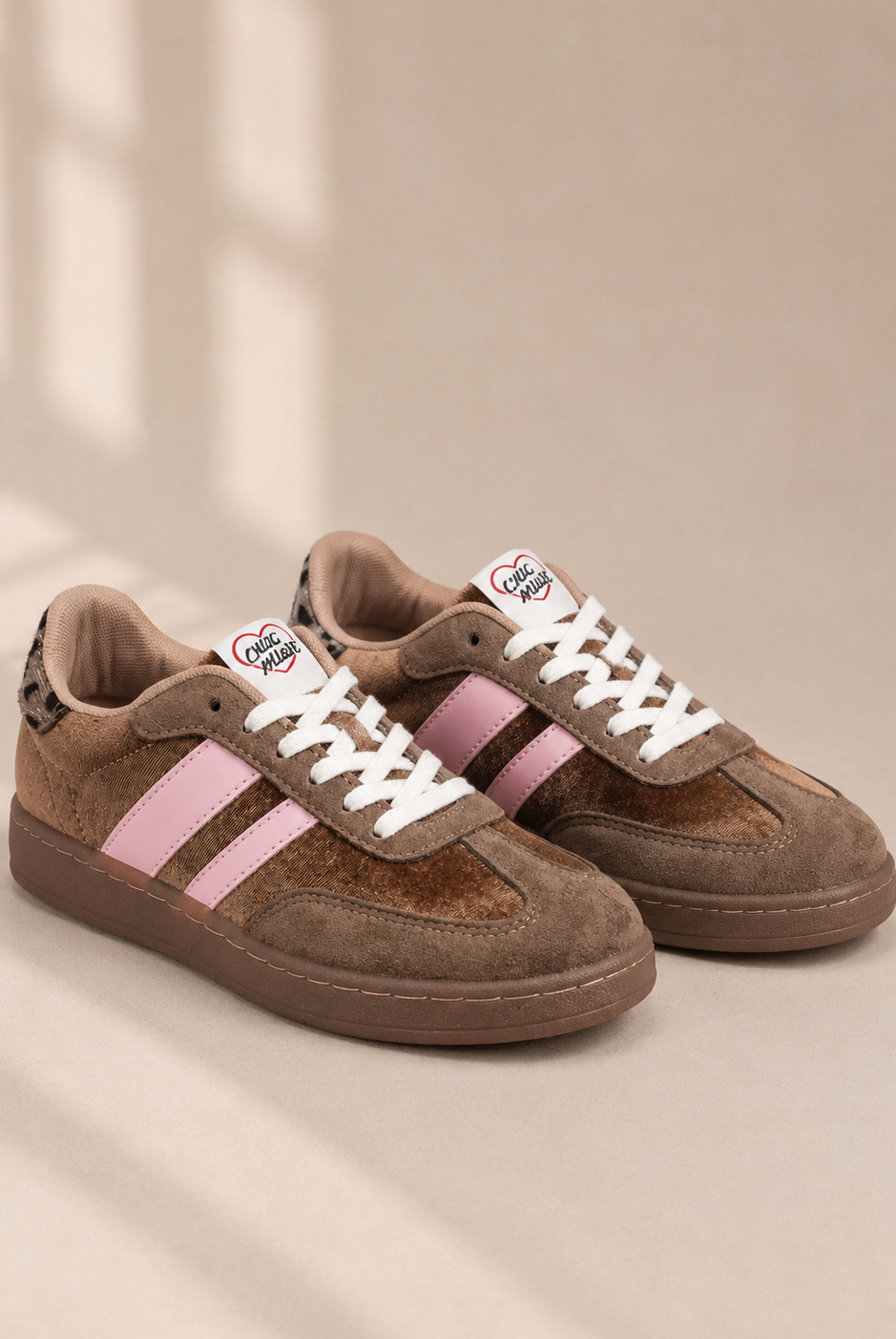 Sneakers Chicmuse i brun velourlook med rosa ränder och vita snören