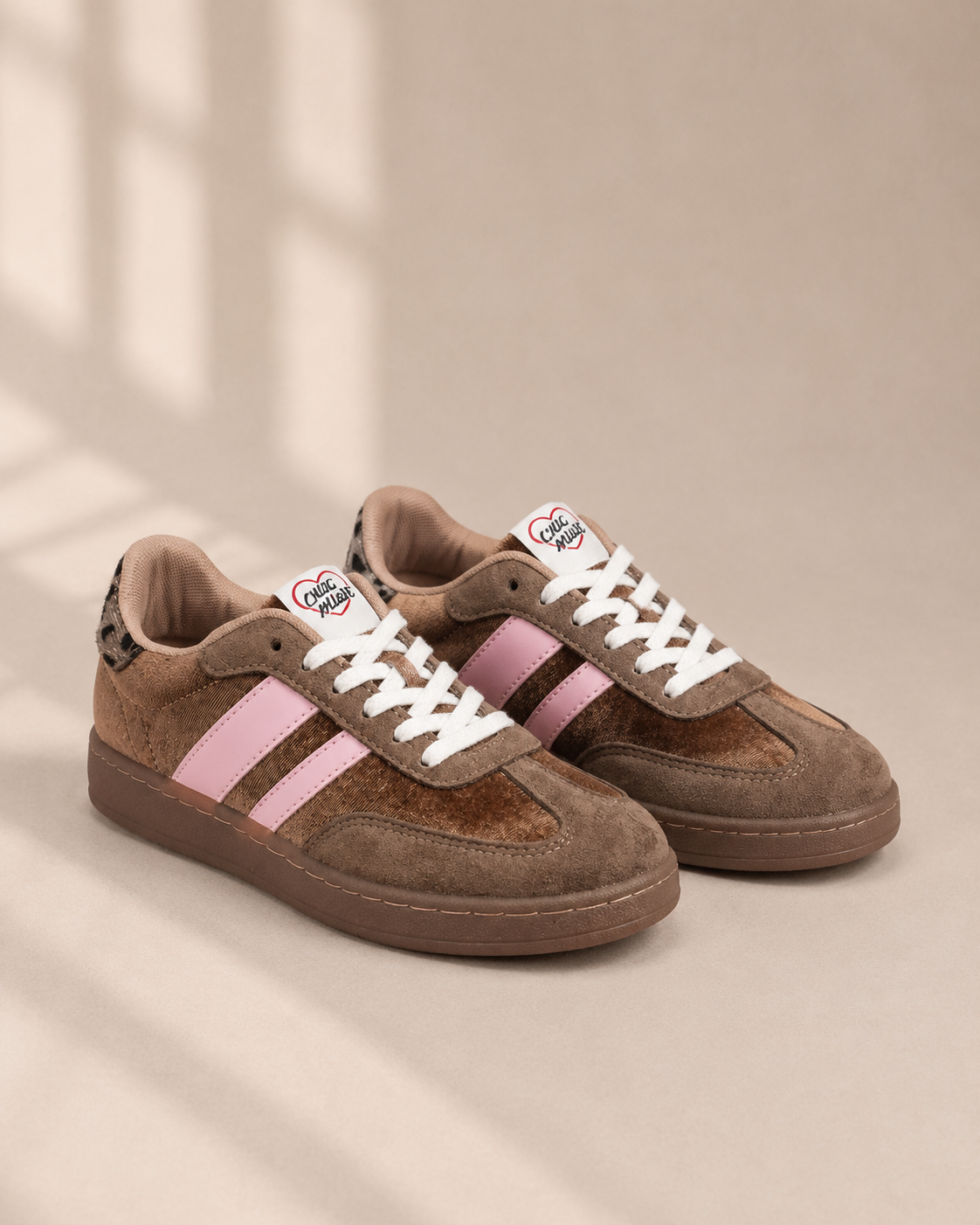 Sneakers Chicmuse in brauner Veloursoptik mit rosa Streifen und weißen Schnürsenkeln