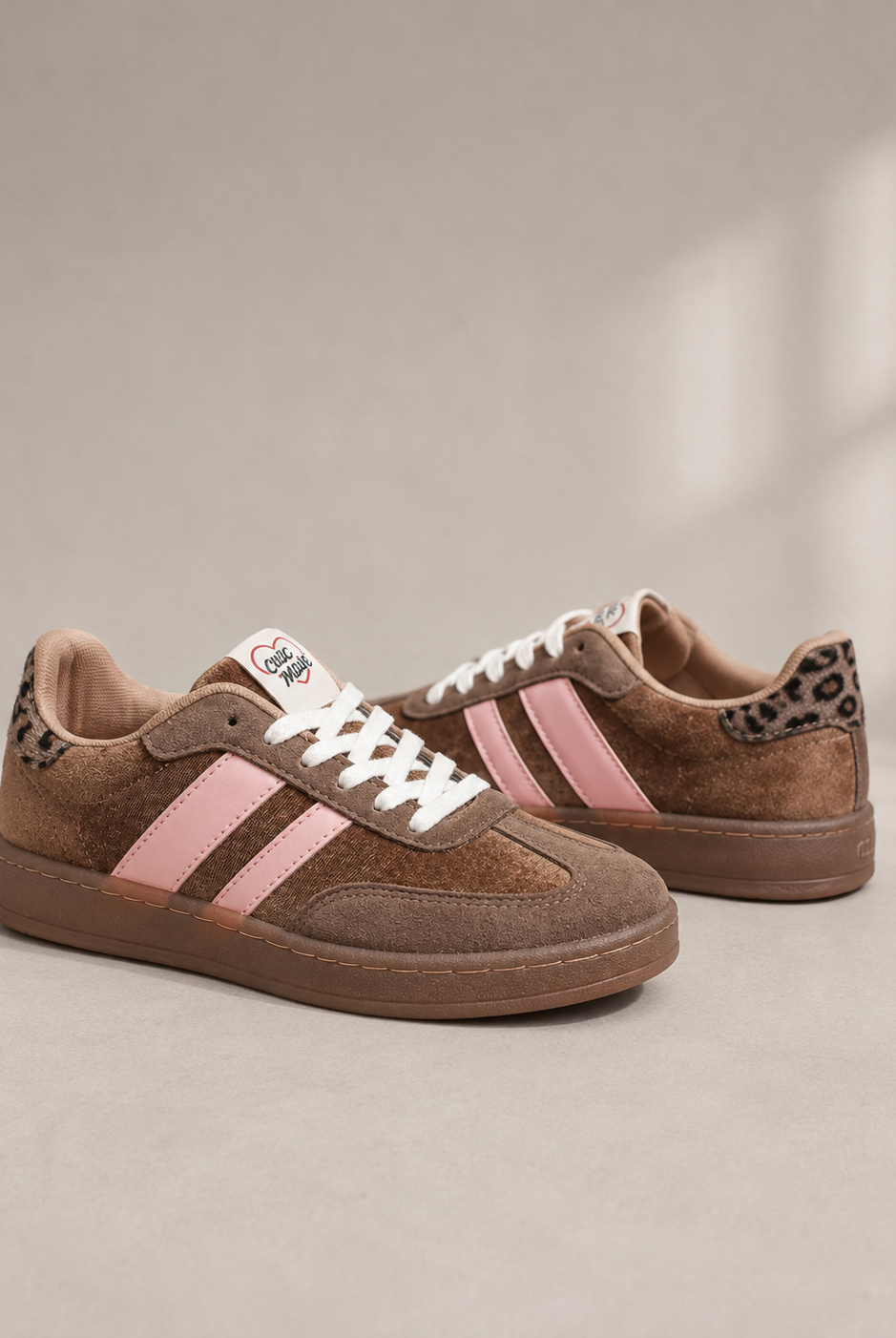 Bruna damsneakers Chicmuse med rosa sidodetaljer och leomönstrad häl