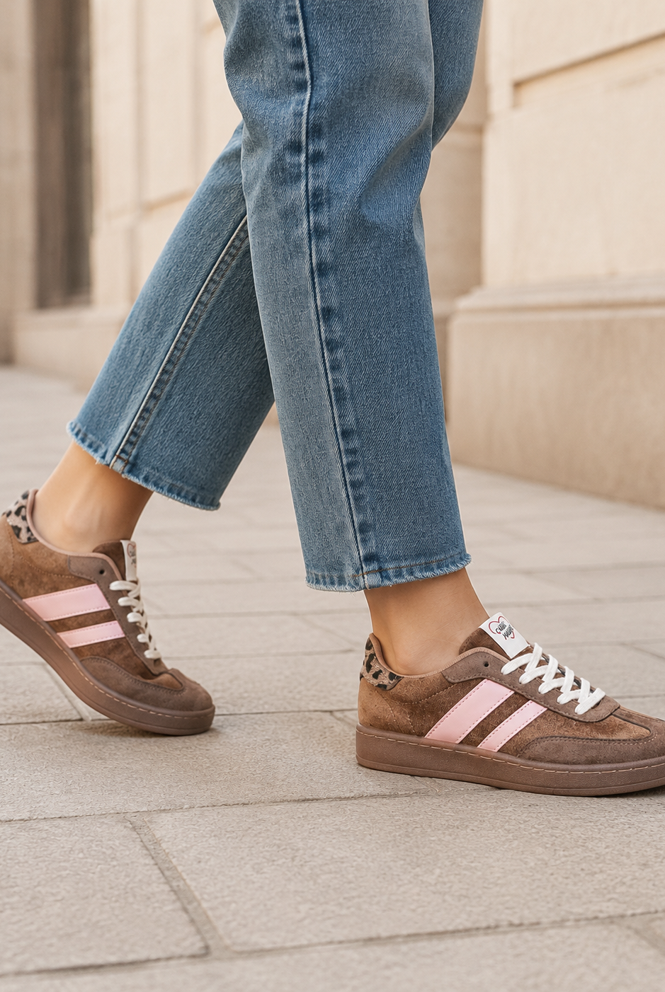 Bruna Chicmuse sneakers med rosa ränder visade under promenad