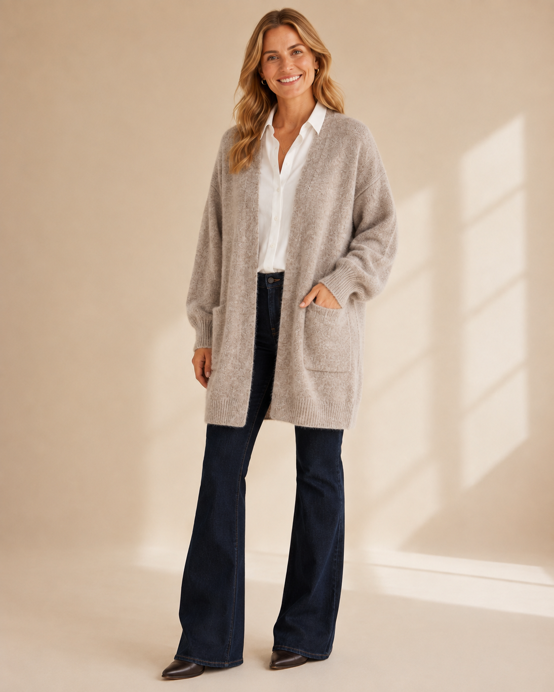 Lång stickad kofta i beige med fickor – Dimoda