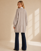Lång stickad kofta i beige med fickor – Dimoda