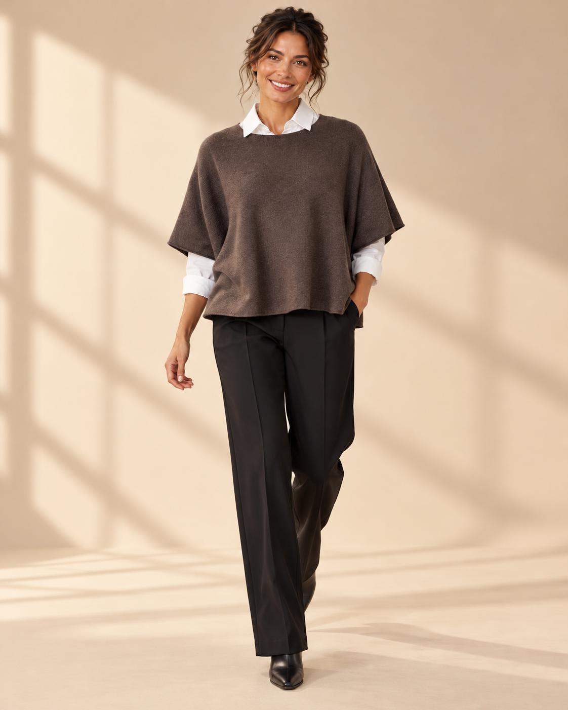 Finstickad brun tröja Minna i OneSize med boxig passform, rund halsringning och korta, vida ärmar
