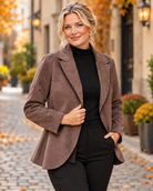 Blazer marron avec surface semblable à du daim, coupe classique, ouvert sur le devant et coupe féminine avec bas légèrement évasé.
