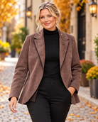 Blazer marron avec surface semblable à du daim, coupe classique, ouvert sur le devant et coupe féminine avec bas légèrement évasé.
