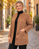 Manteau camel queen size avec finition en daim, design sans col ouvert, manches droites et deux poches extérieures avant