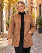 Manteau camel queen size avec finition en daim, design sans col ouvert, manches droites et deux poches extérieures avant