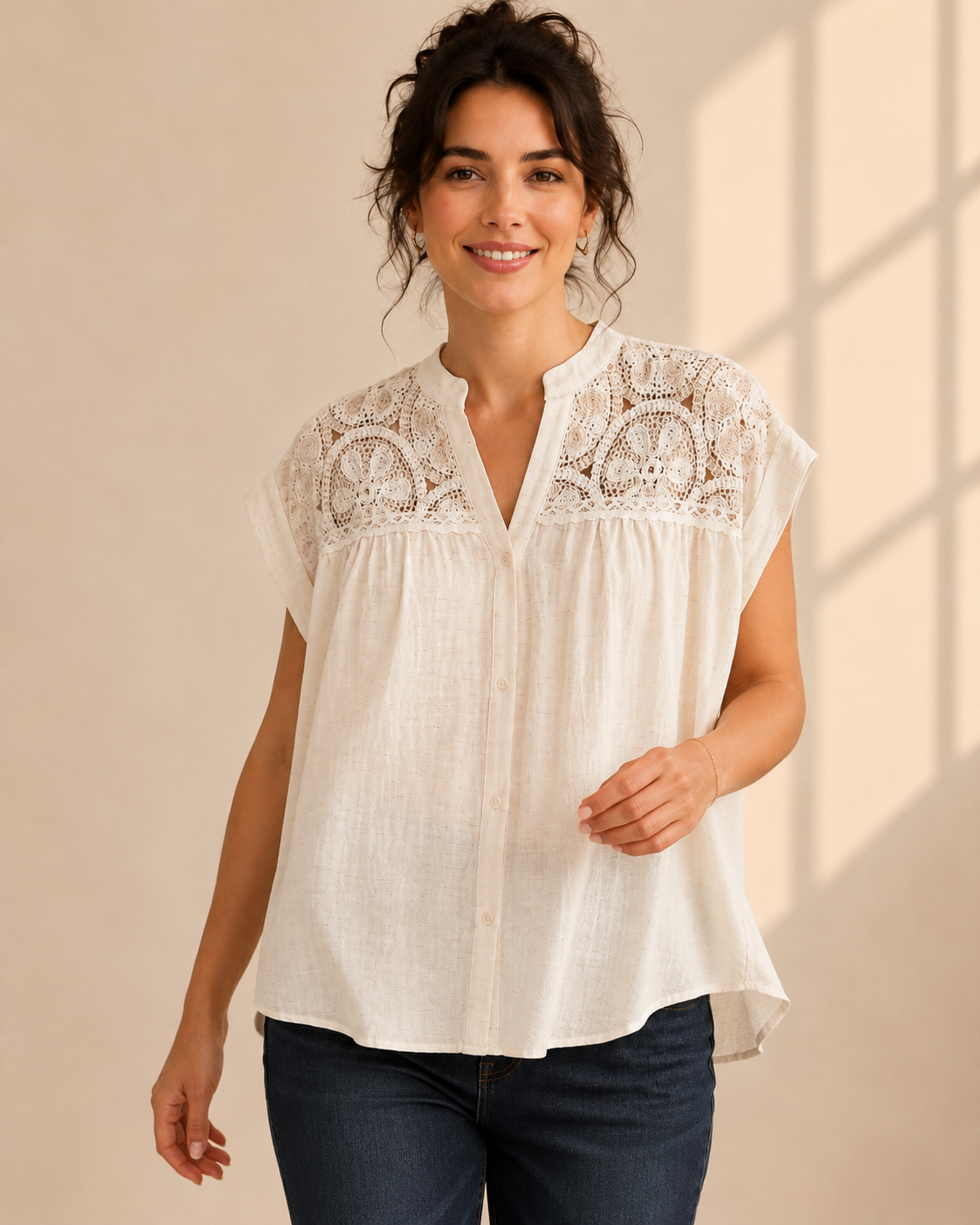 Blus Belly off-white med virkad blomspets och holkärm – Dimoda