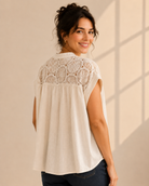Blus Belly off-white med virkad blomspets och holkärm – Dimoda