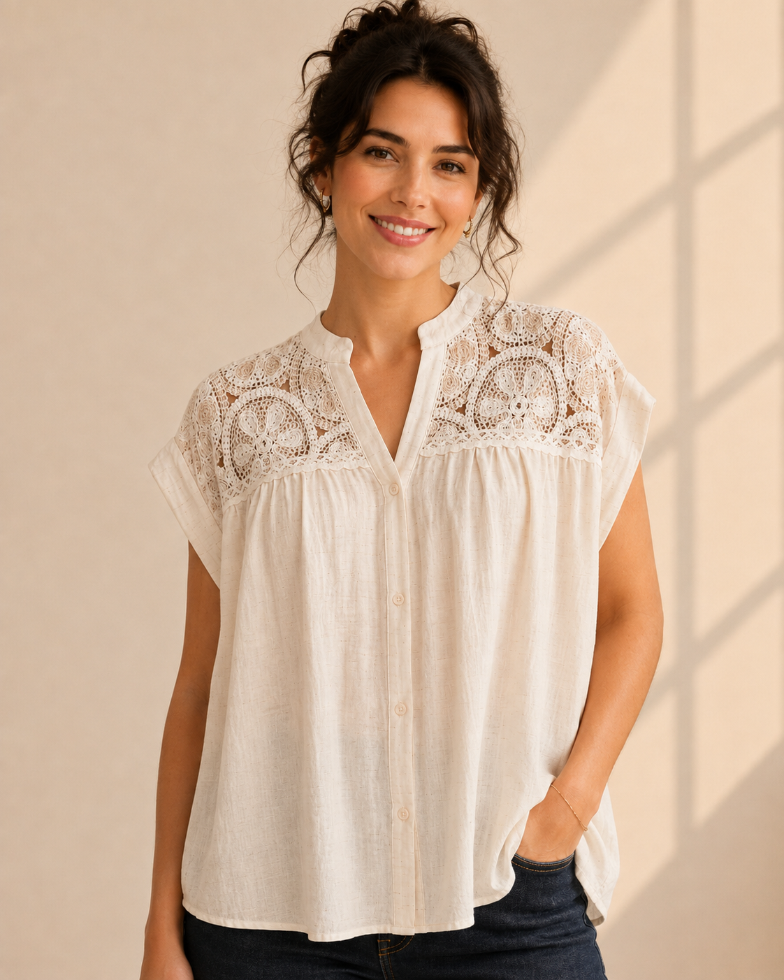 Blus Belly off-white med virkad blomspets och holkärm – Dimoda