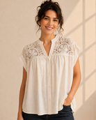 Blus Belly off-white med virkad blomspets och holkärm – Dimoda