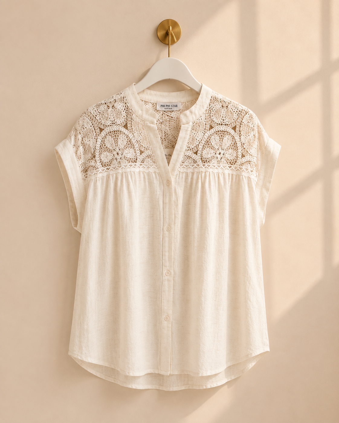 Blus Belly off-white med virkad blomspets och holkärm – Dimoda