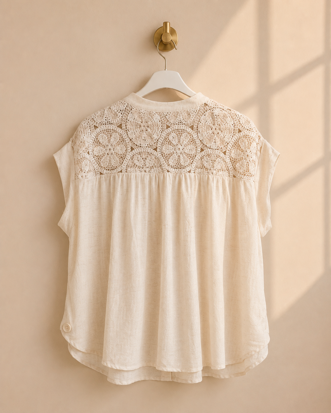 Blus Belly off-white med virkad blomspets och holkärm – Dimoda