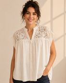 Blus Belly off-white med virkad blomspets och holkärm – Dimoda