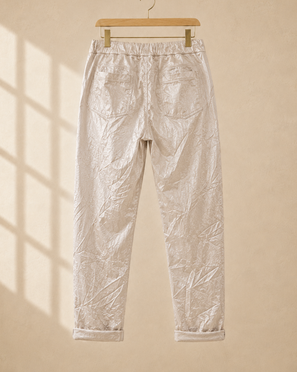 Joggers Shiny i beige – lätt glansig finish med dragsko och sidofickor, onesize stl 36–44, Made in Italy"