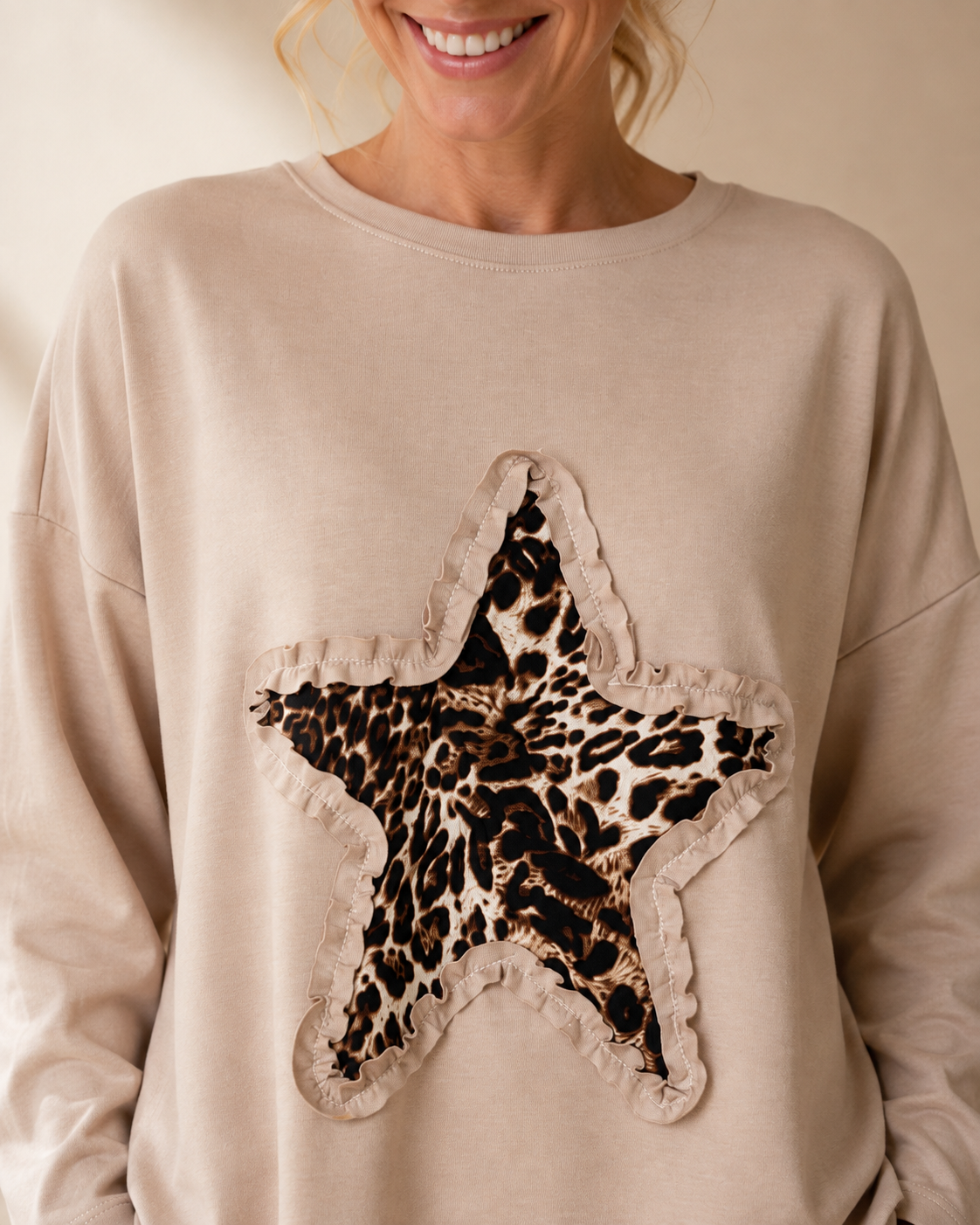 Tröja Wild Star beige – oversize tröja med leopardmönstrad stjärna framtill, onesize