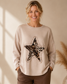 Tröja Wild Star beige – oversize tröja med leopardmönstrad stjärna framtill, onesiz