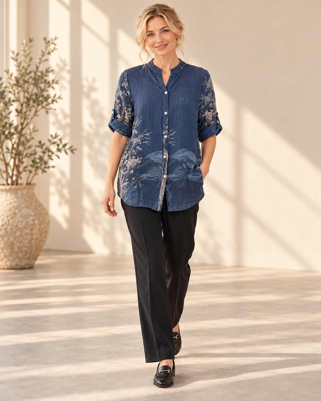 Blus Bitten, onesize-blus i 100 % bomull med skomakarkrage och knäppning hela vägen ner.