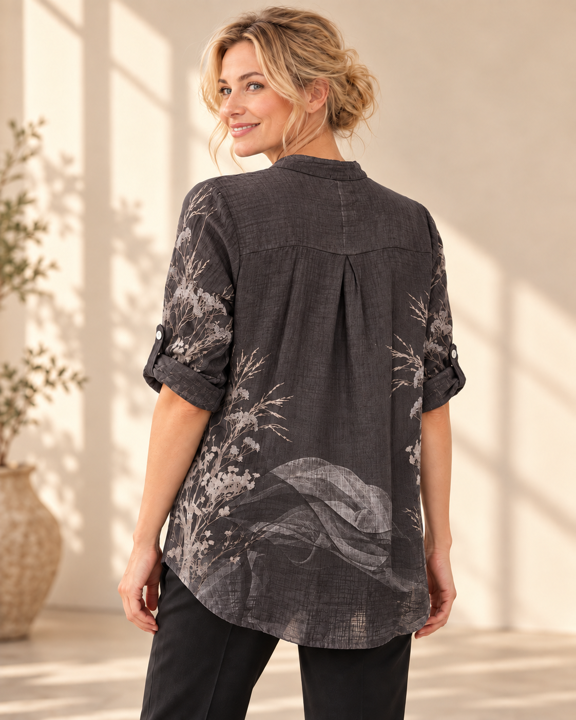 Blus Bitten, onesize-blus i 100 % bomull med skomakarkrage och knäppning hela vägen ner.
