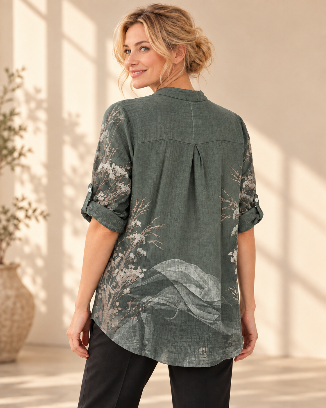 Blus Bitten, onesize-blus i 100 % bomull med skomakarkrage och knäppning hela vägen ner.