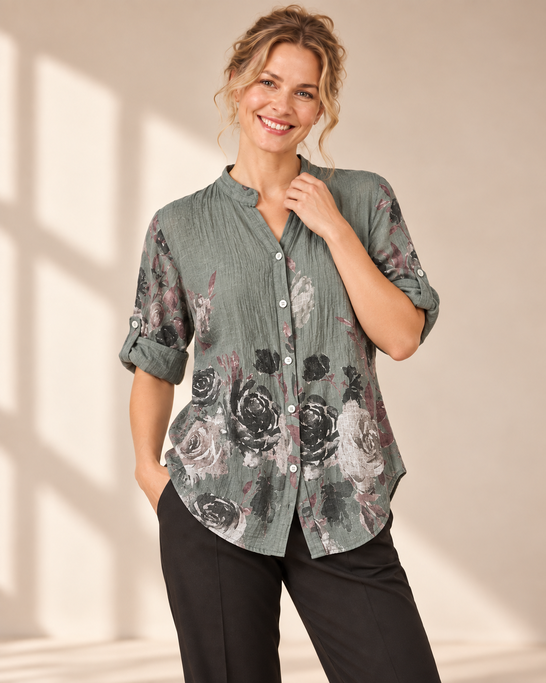 Blus Bitten, onesize-blus i 100 % bomull, med skomakarkrage och knäppning hela vägen ner