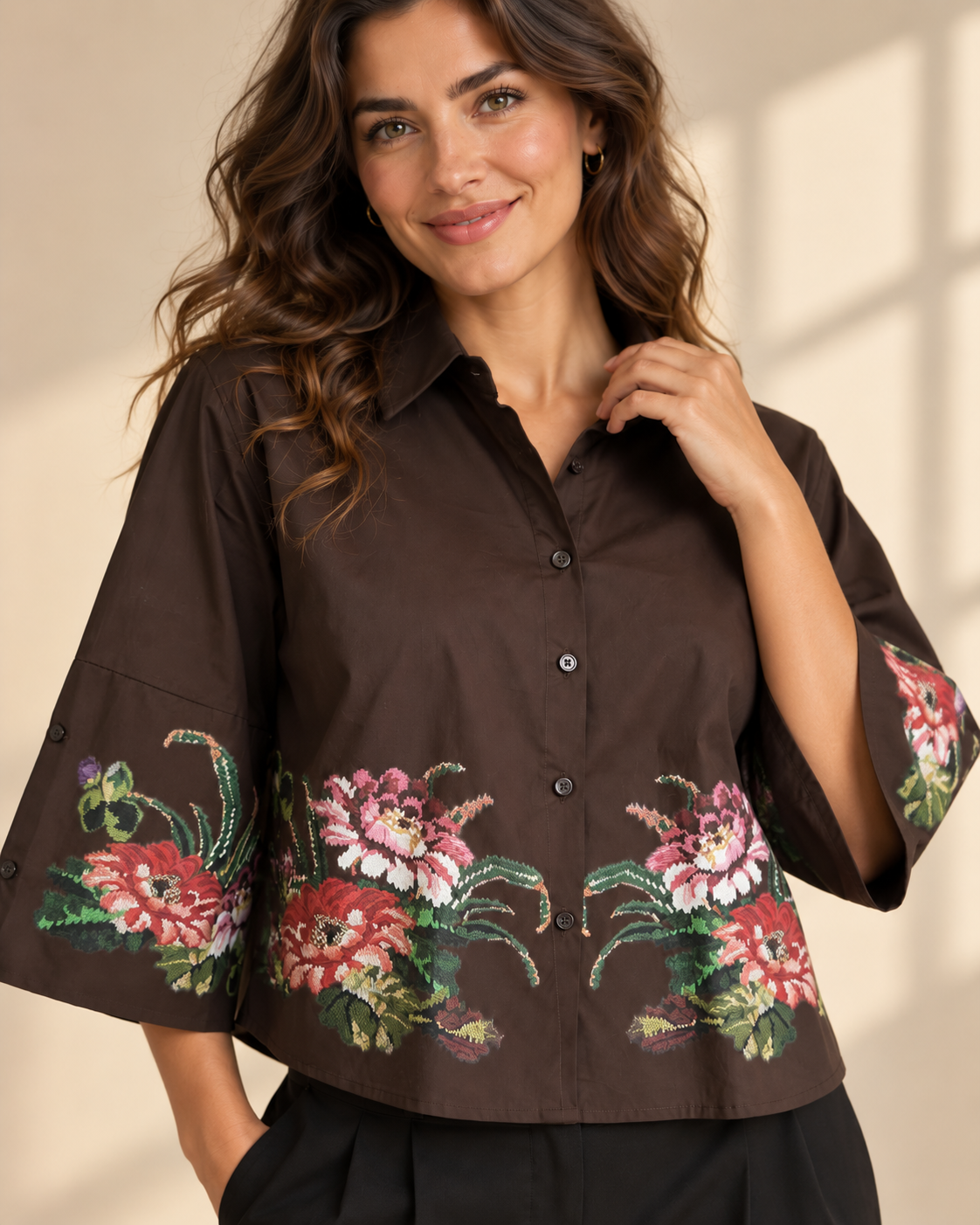 Blus Katinka med skjortkrage, knäppning framtill och tryckta blommor längs nederkanten och på de vida ärmarna