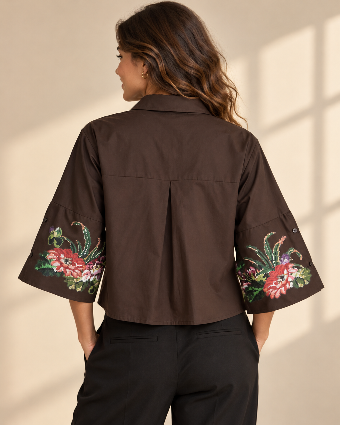 Blus Katinka med skjortkrage, knäppning framtill och tryckta blommor längs nederkanten och på de vida ärmarna