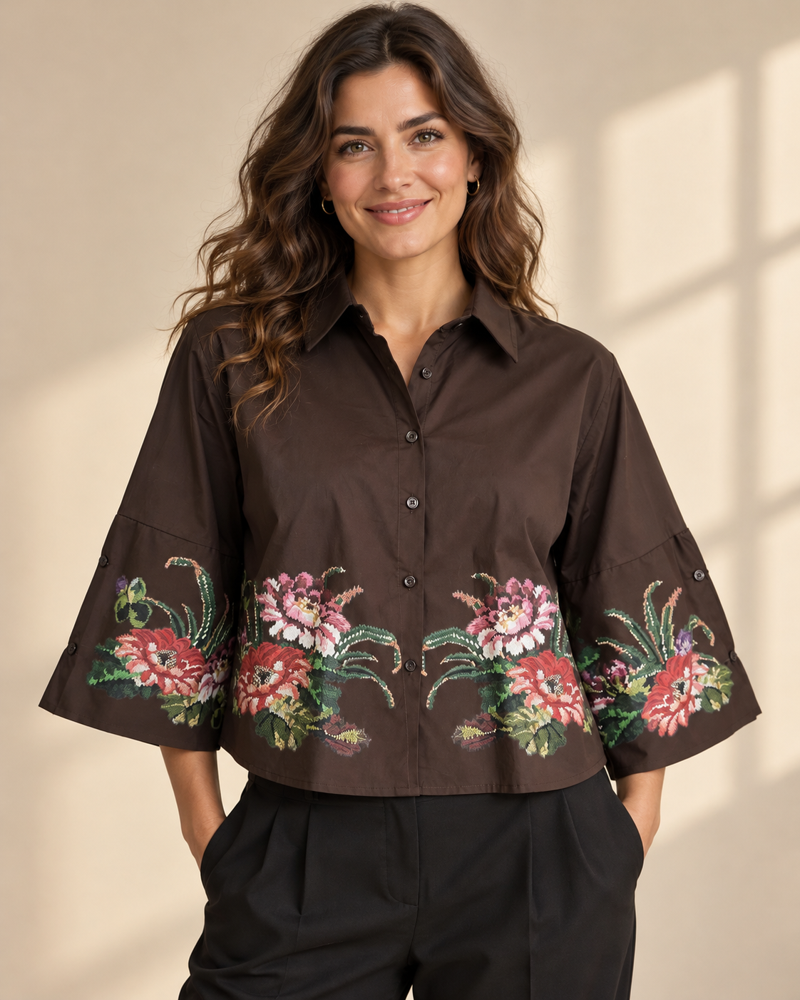 Blus Katinka med skjortkrage, knäppning framtill och tryckta blommor längs nederkanten och på de vida ärmarna