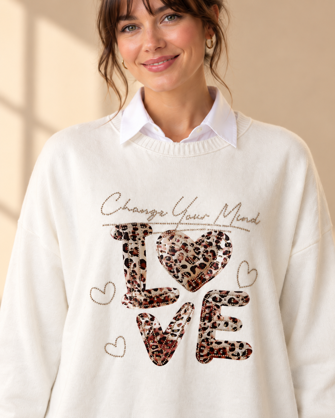 Offwhite stickad tröja Change LOVE med rund hals, långa ärmar och ledig passform, dekorerad framtill med leopardmönstrat LOVE-motiv och strass.