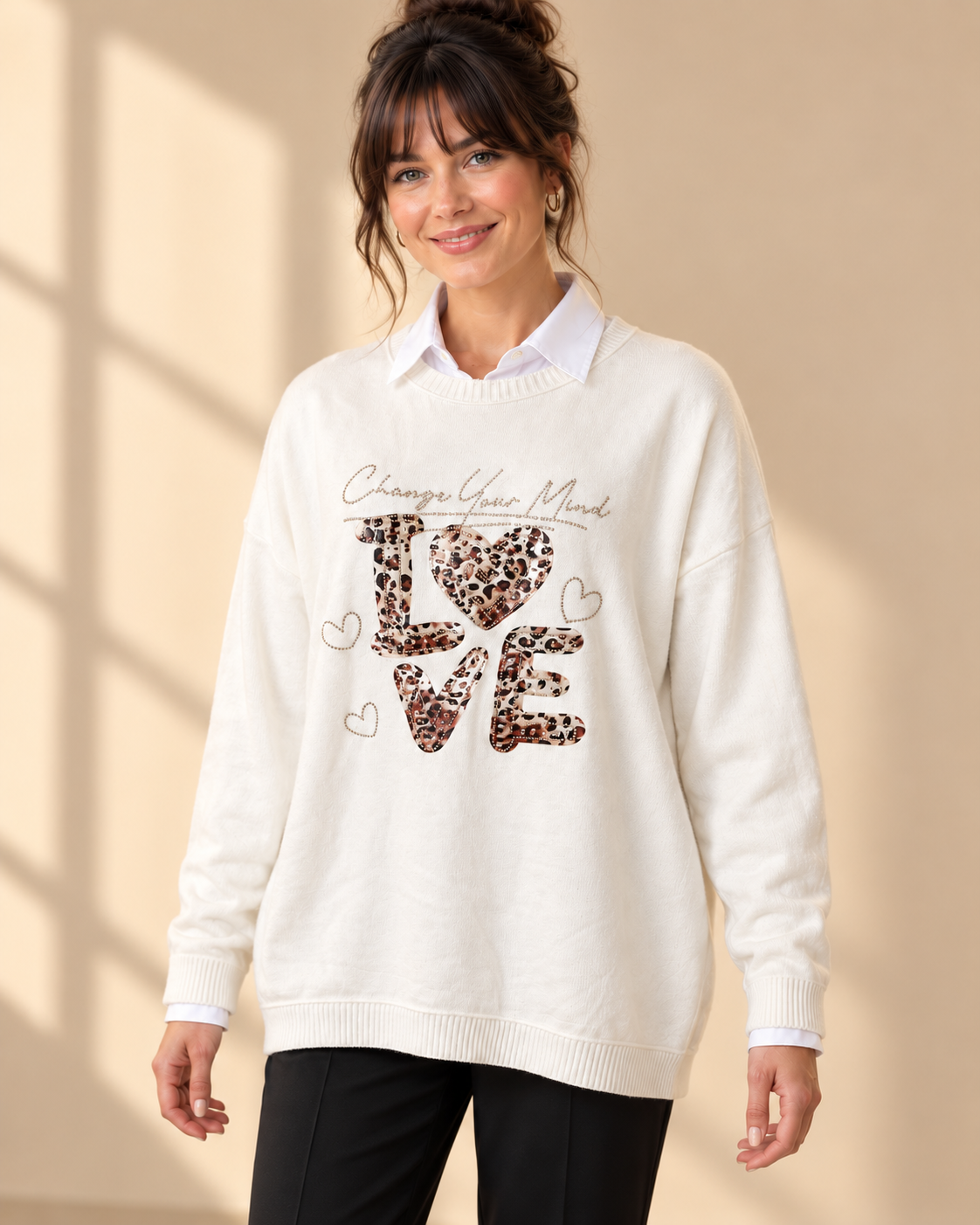 Offwhite stickad tröja Change LOVE med rund hals, långa ärmar och ledig passform, dekorerad framtill med leopardmönstrat LOVE-motiv och strass.
