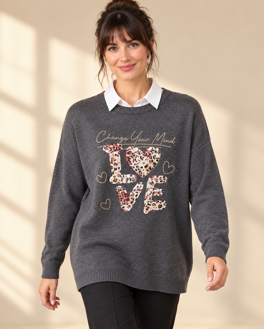Grå stickad tröja Change LOVE med rund hals, långa ärmar och ledig passform, dekorerad framtill med leopardmönstrat LOVE-motiv och strass.