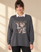 Grå stickad tröja Change LOVE med rund hals, långa ärmar och ledig passform, dekorerad framtill med leopardmönstrat LOVE-motiv och strass.