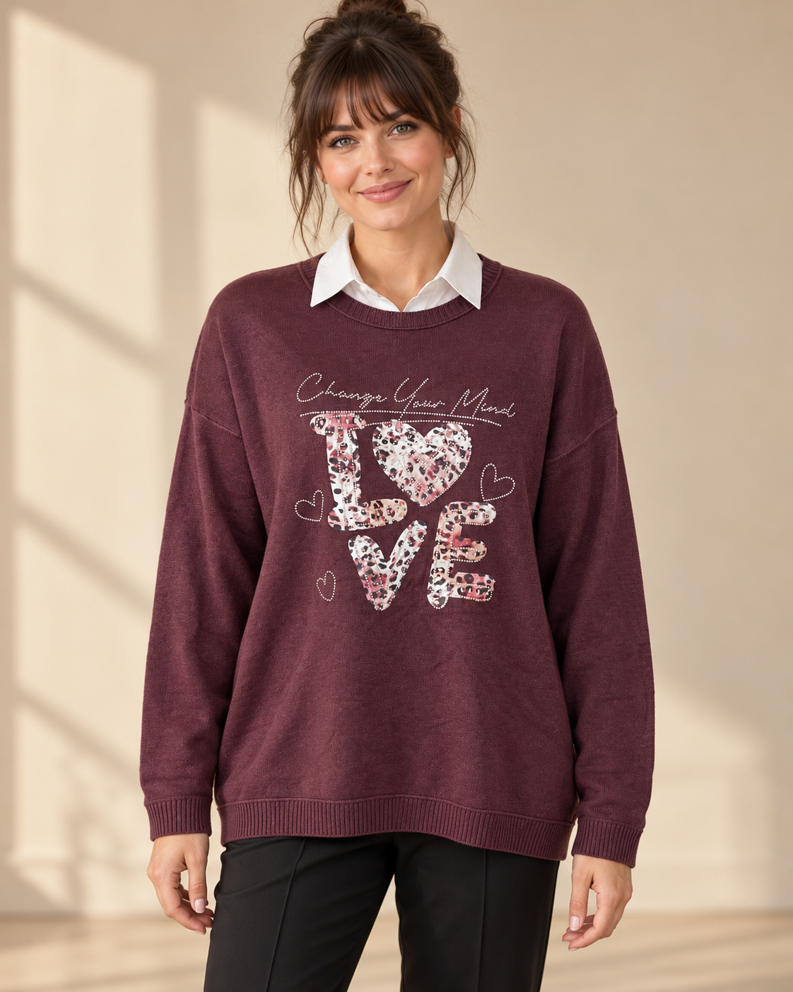 Vinröd stickad tröja Change LOVE med rund hals, långa ärmar och ledig passform, dekorerad framtill med leopardmönstrat LOVE-motiv och strass.
