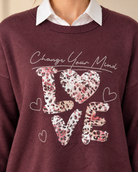 Vinröd stickad tröja Change LOVE med rund hals, långa ärmar och ledig passform, dekorerad framtill med leopardmönstrat LOVE-motiv och strass.