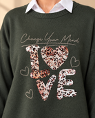 Grön stickad tröja Change LOVE med rund hals, långa ärmar och ledig passform, dekorerad framtill med leopardmönstrat LOVE-motiv och strass.