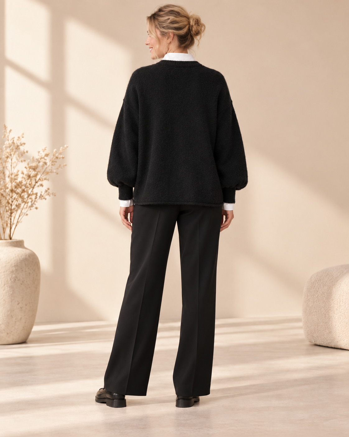 Strikket sweater Kitty i beige, blød oversize model i uldmix med rund hals og vide ærmer