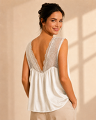 Linne Olivia beige i viskos med djup V-ringning och dekorativ spets, Mirelle Design