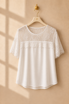 Blus med spets Ornella i vit – Mirelle Design