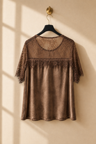 Blus med spets Ornella i brun – Mirelle Design