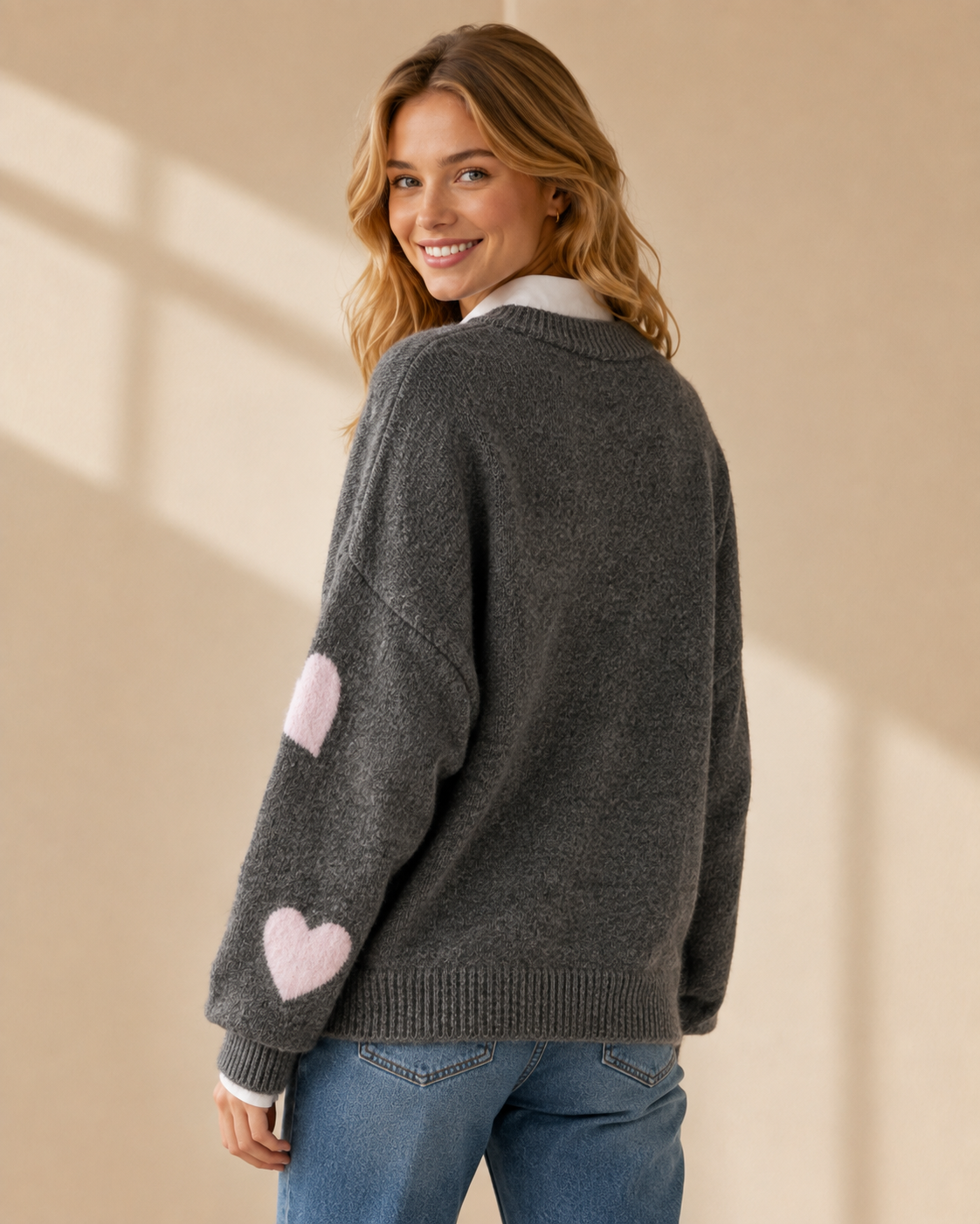 Stickad grå tröja med rosa hjärtan - Mirelle Design